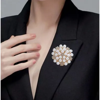 Elegantna okrogla broška s perlami